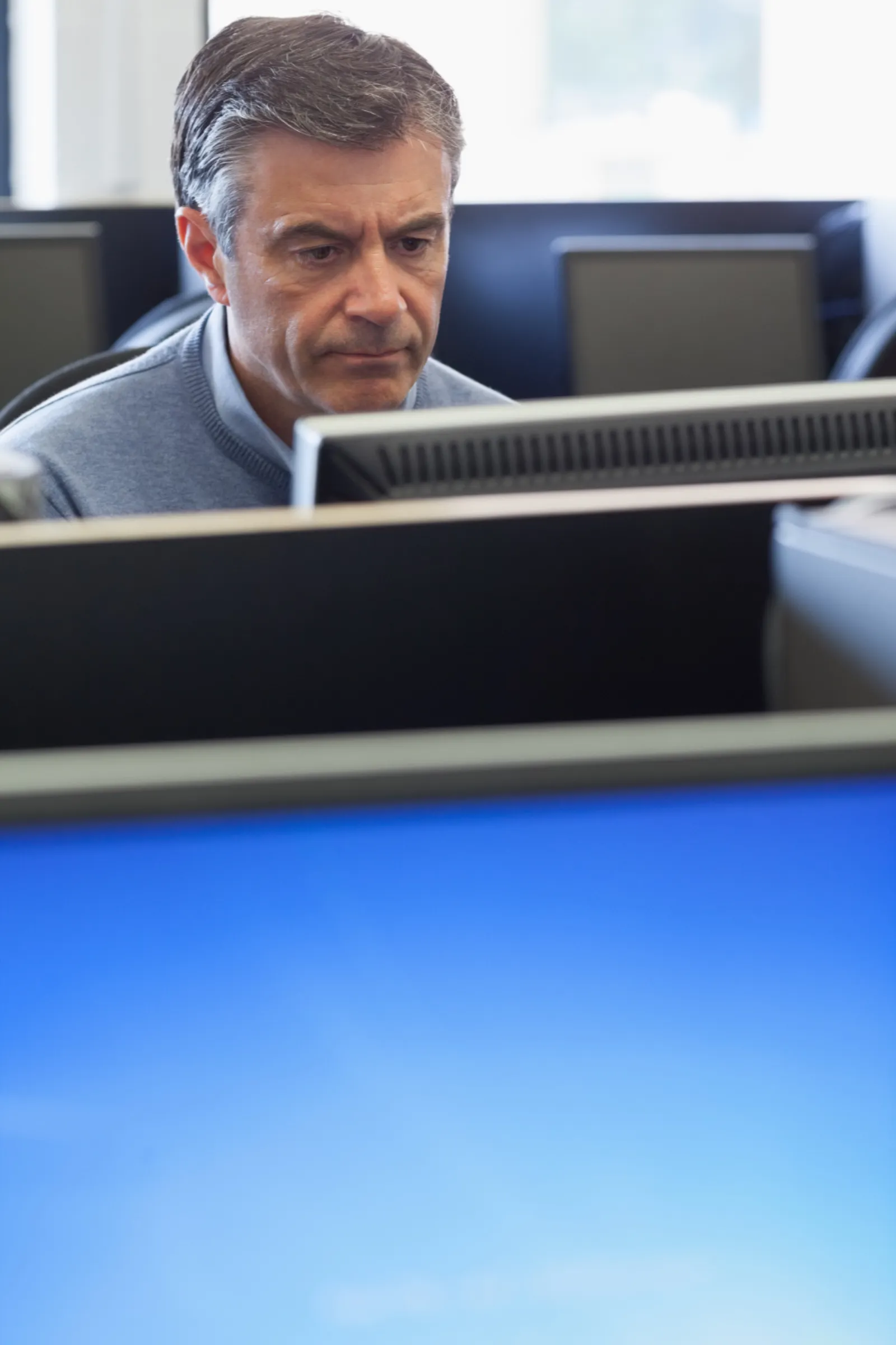 Empresario revisando informes de campañas en pantalla