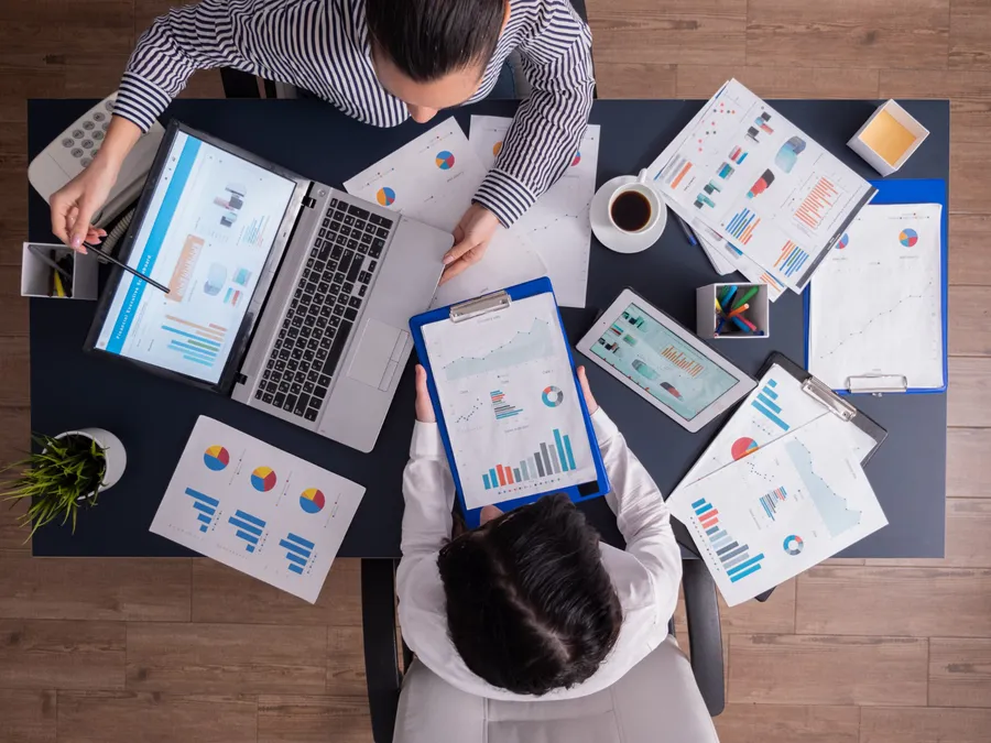 Equipo analizando dashboards de analítica digital y conversiones