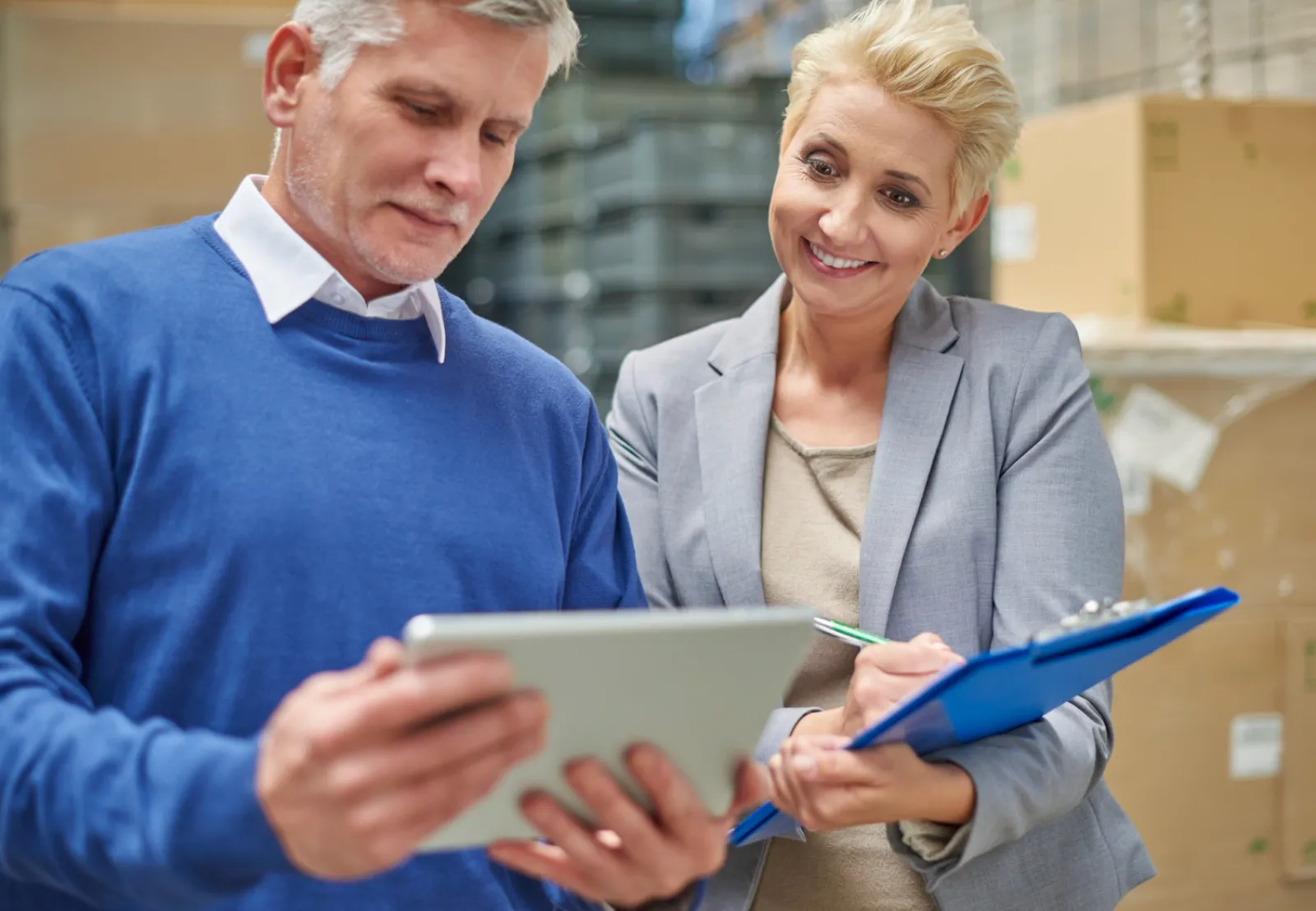Equipo de marketing revisando datos en una tablet