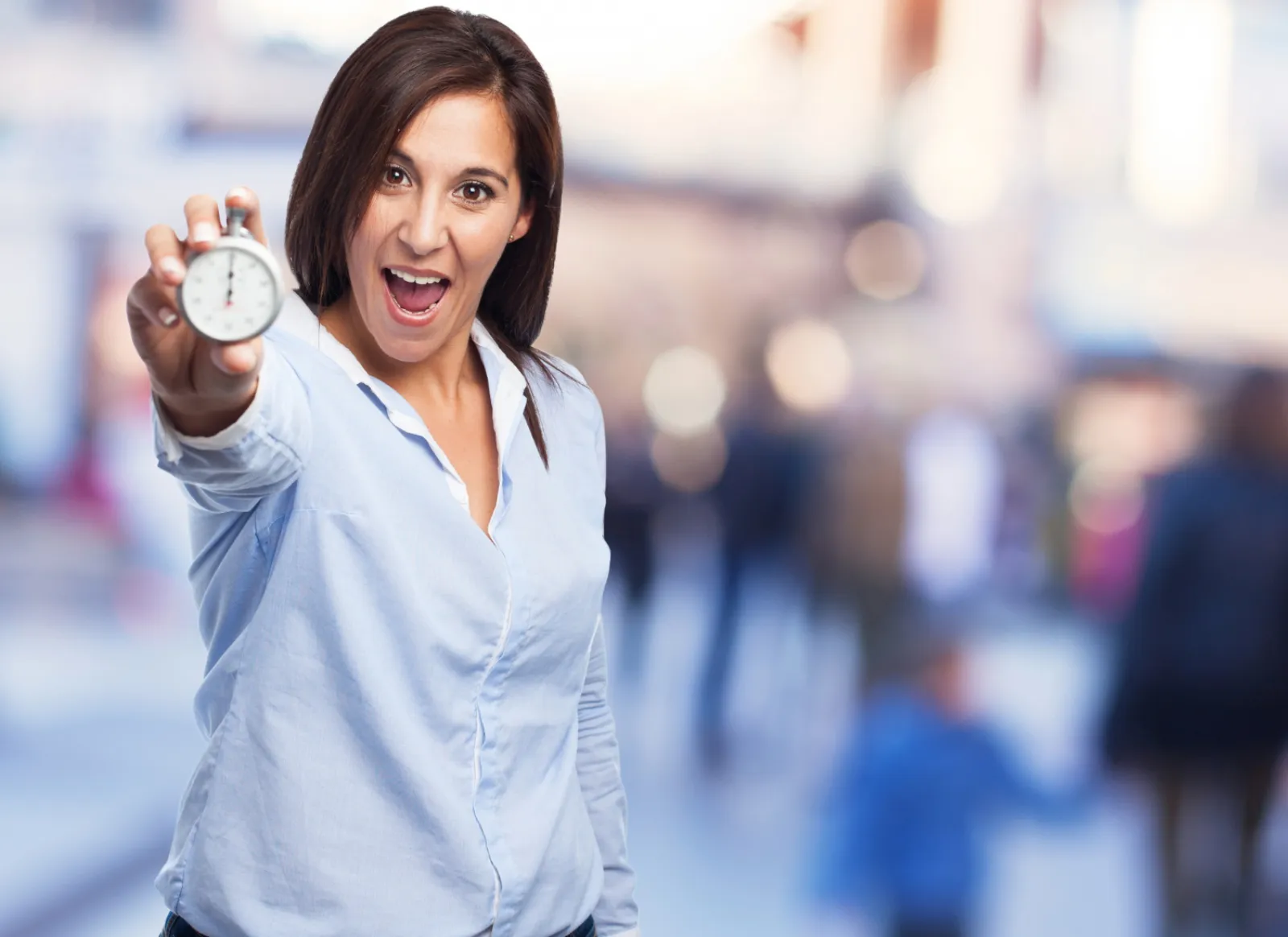 Profesional sosteniendo un cronómetro: el tiempo es dinero